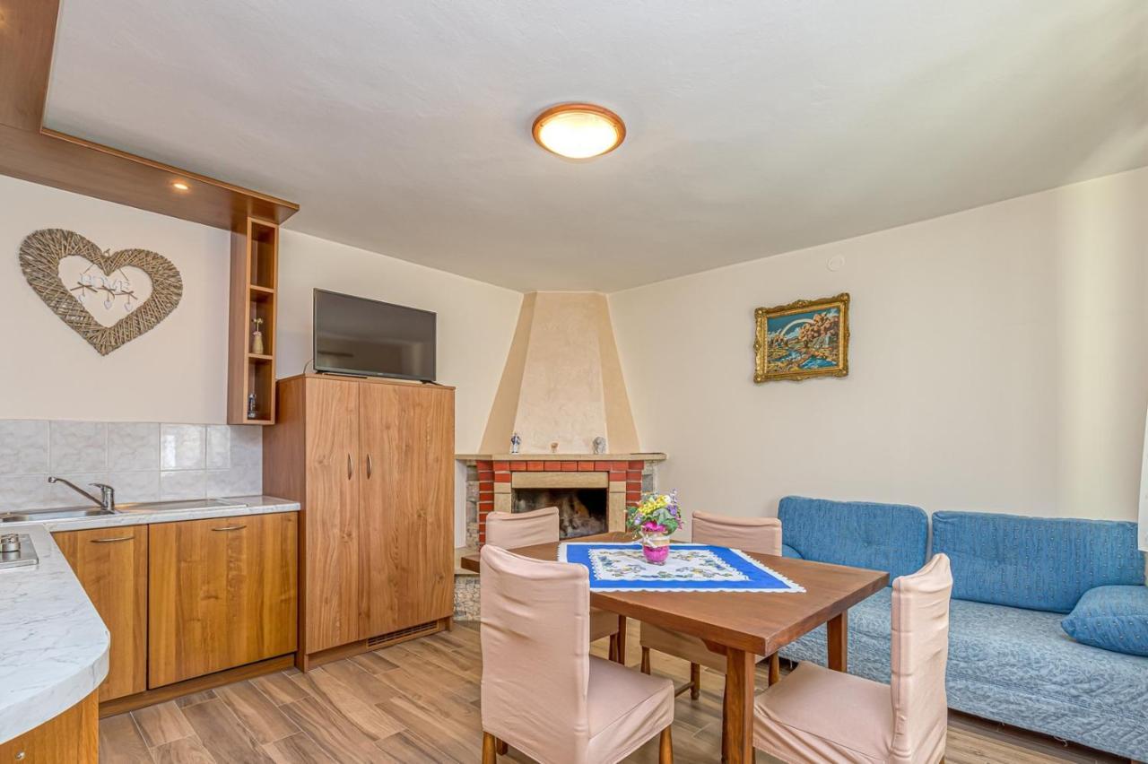Apartment Flores Stari Pazin Exteriör bild